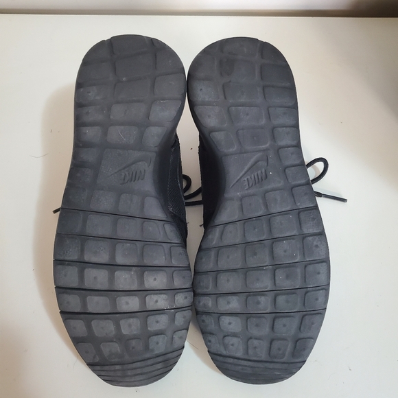 Nike Boys Roshe One 599728-031 Black Running Shoes Sneakers Size 4Y - Picture 3 of 5